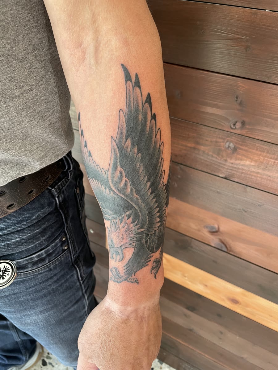 Adler-Cover-up seitlich am Unterarm