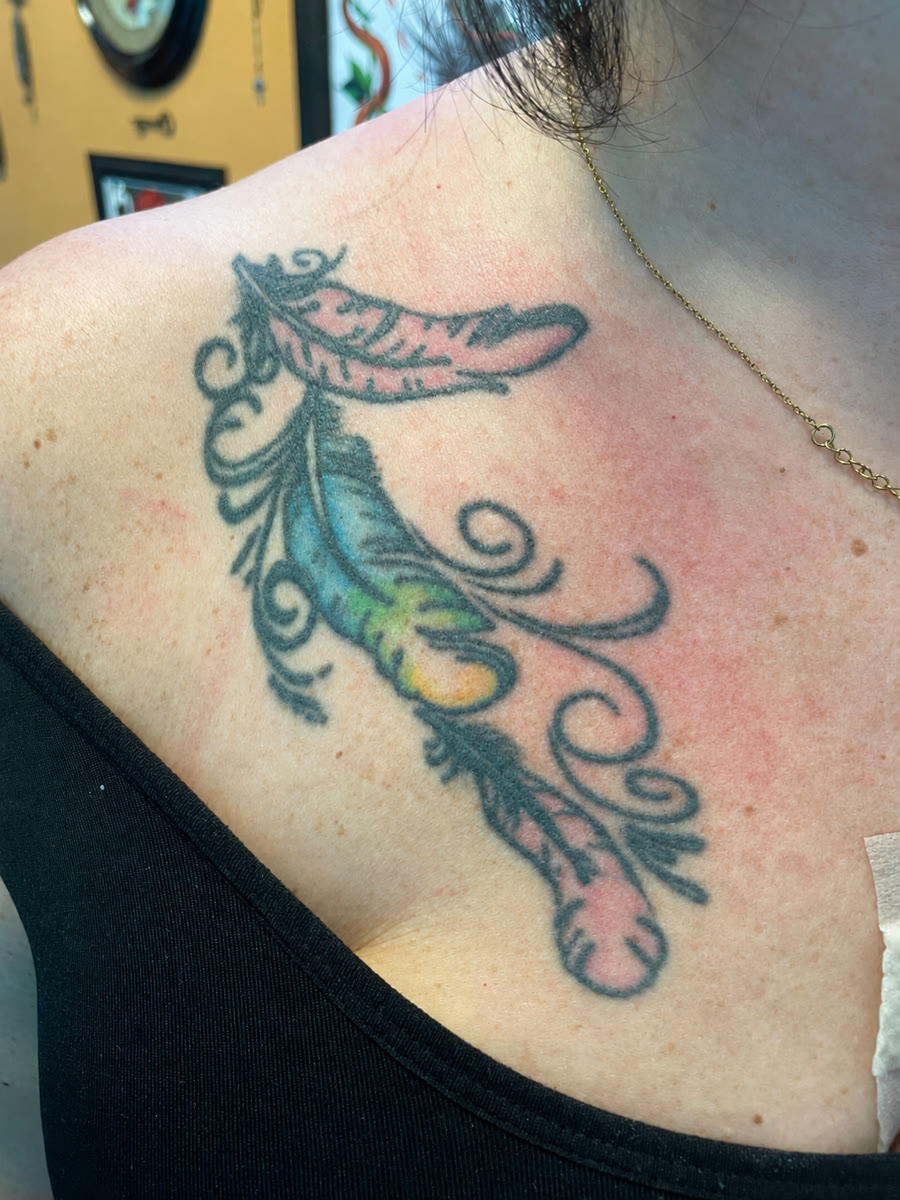 Bestehendes farbiges Feder-Tattoo im Schulterbereich vor dem Cover-up