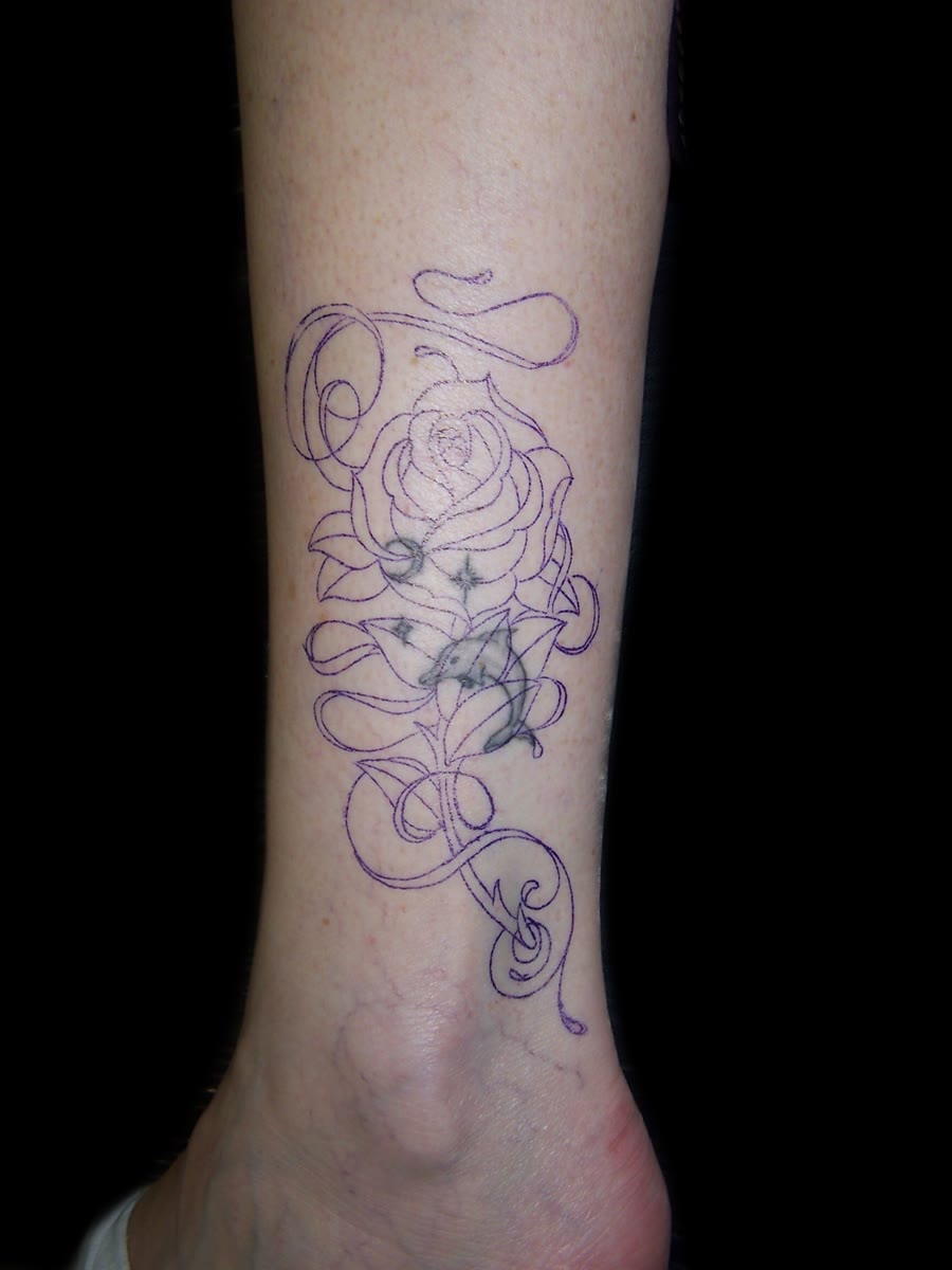 Bestehendes Tattoo mit Rosen-Stencil am Unterarm