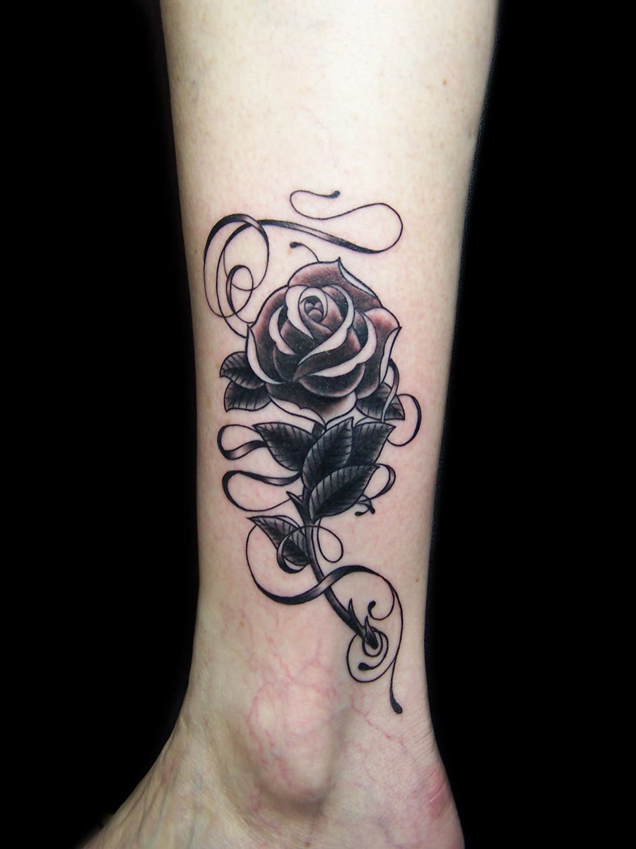 Schwarz-graues Rosen-Cover-up am Unterarm