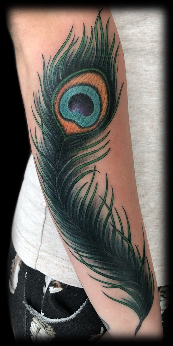 Farbiges Pfauenfeder-Tattoo auf einem Unterarm