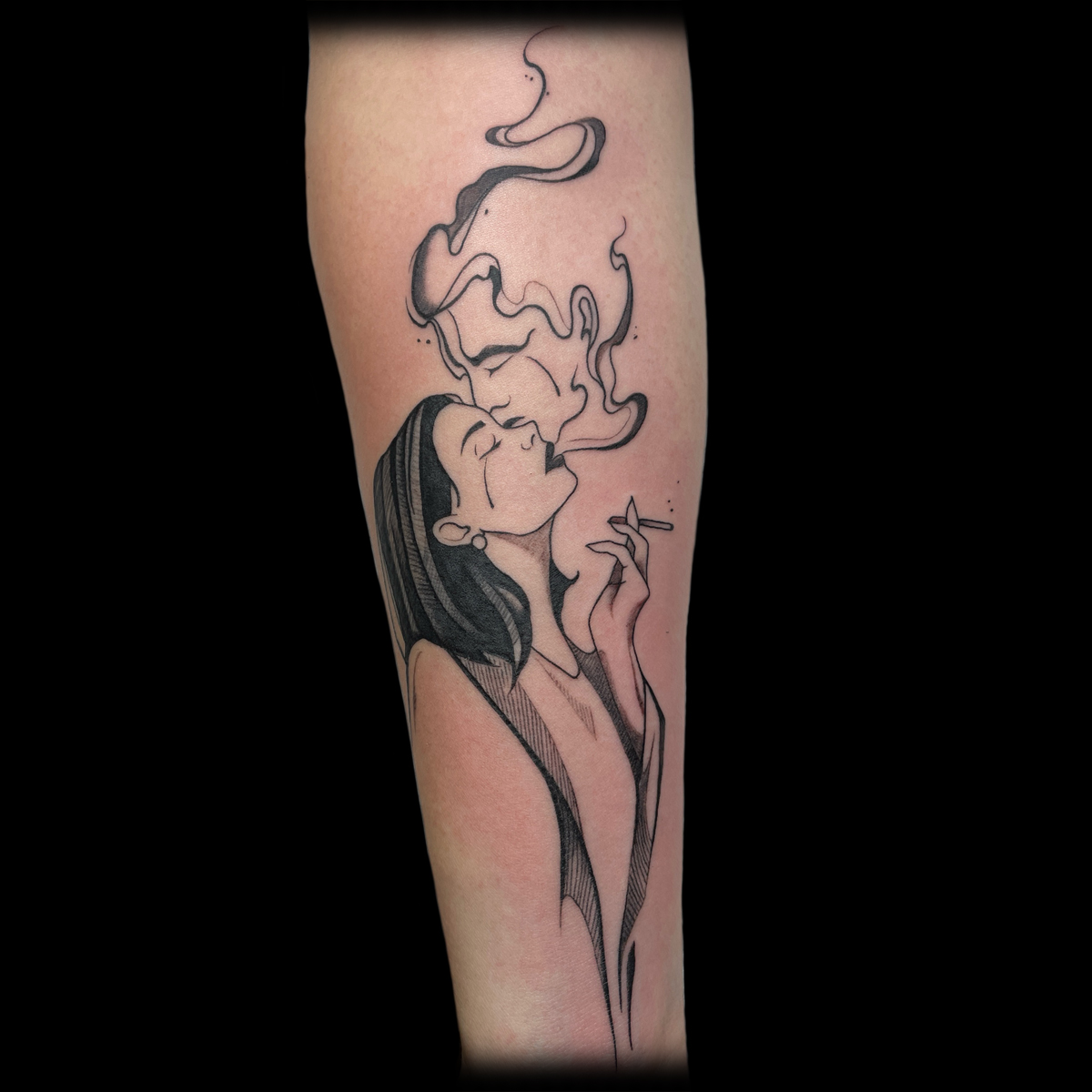 Illustratives Linework-Tattoo einer rauchenden Frau auf einem Unterarm