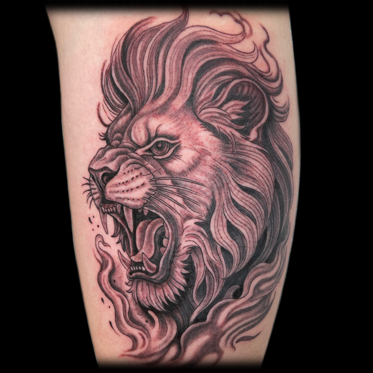 Großes schwarz-graues Löwen-Tattoo mit fließenden Mähnenlinien
